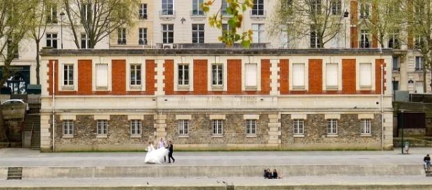 Le bâtiment du quai de la Tournelle qui sert de décor à la série (photo : Mbzt, publiée sous licence CC BY-SA 3.0) Le bâtiment du quai de la Tournelle qui sert de décor à la série (photo : Mbzt, publiée sous licence CC BY-SA 3.0)