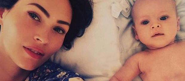 Megan Fox a lado de su tercer hijo Megan Fox a lado de su tercer hijo