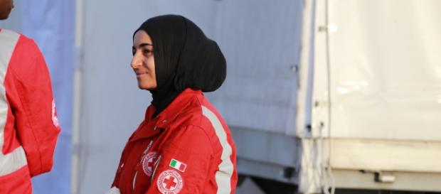 Muslima mit Kopftuch als Sanitäterin, Foto von metropolioco.org Muslima mit Kopftuch als Sanitäterin, Foto von metropolioco.org