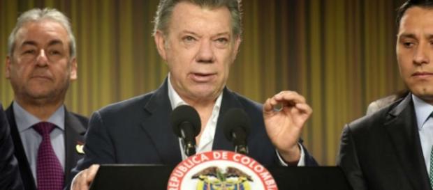 Presidente da Colômbia disse ter toda as capacidades, dentro do que preveem a Constituição e a lei colombianas, para tomar essa decisão. Presidente da Colômbia disse ter toda as capacidades, dentro do que preveem a Constituição e a lei colombianas, para tomar essa decisão.