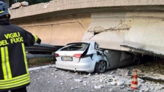 Annone: crolla un cavalcavia sulla SS36 Milano-Lecco, almeno un ... - panorama.it