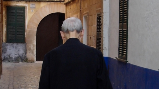 Assume nuovi colori la vicenda di don Pascal Manca, ex parroco di Mandras e Villamar, accusato di pedofilia