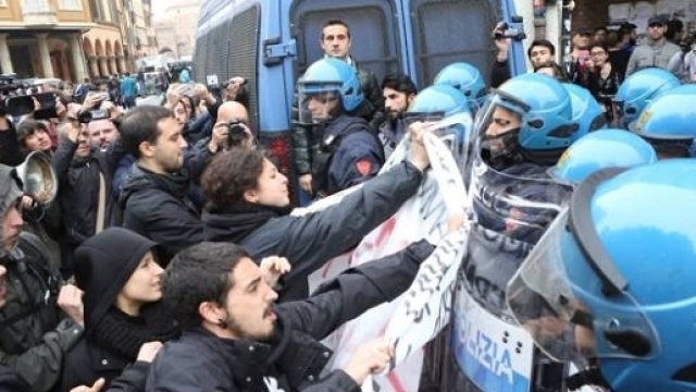Scontri in piazza V. Puntoni per l'aumento dei prezzi della mensa
