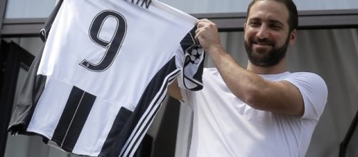 Gonzalo Higuain fires shots at Napoli president during Juventus ... - 101greatgoals.com
