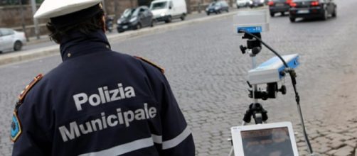 Postazione autovelox e 4 vigili investiti, arrestato 49enne a Torino.