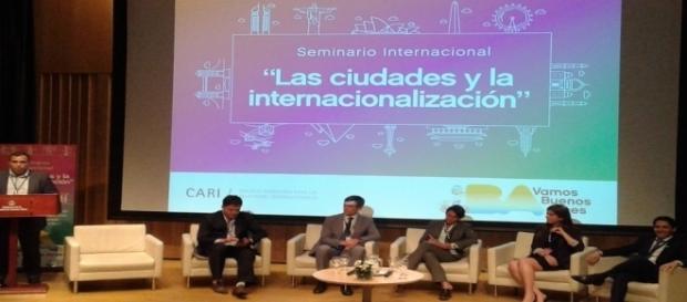 El panel completo de disertantes en la charla El panel completo de disertantes en la charla