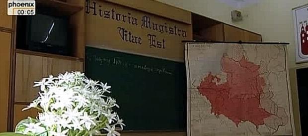 Historia magistra vitae est, in einem alten Gymnasium mit gebrochener Schrift geschrieben. Aus YouTube-Video: Als der Osten... Historia magistra vitae est, in einem alten Gymnasium mit gebrochener Schrift geschrieben. Aus YouTube-Video: Als der Osten...