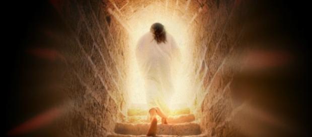 Immagine simbolico di Gesù Cristo che esce dalla propria tomba Immagine simbolico di Gesù Cristo che esce dalla propria tomba