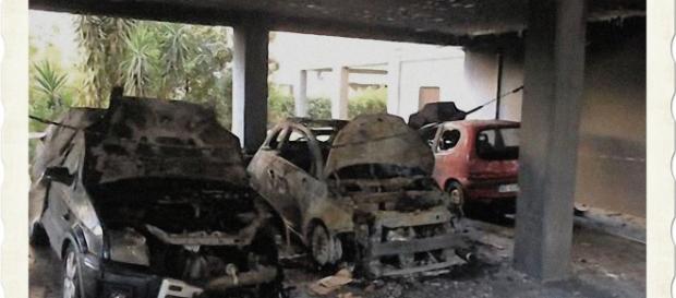 Le auto erano parcheggiate sotto la palazzina di via Pertusola. Le auto erano parcheggiate sotto la palazzina di via Pertusola.