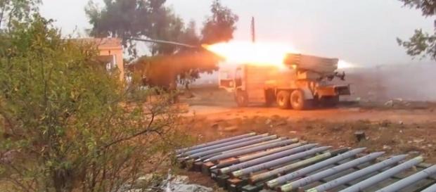 Missili Grad lanciati dai ribelli contro le postazioni dell'esercito siriano Missili Grad lanciati dai ribelli contro le postazioni dell'esercito siriano