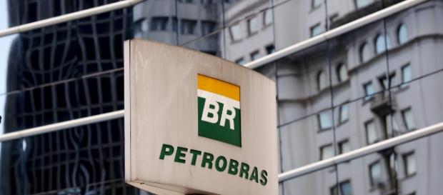 Petrobrás firma empréstimo bilionário com o banco Santander Petrobrás firma empréstimo bilionário com o banco Santander