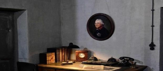 Réplica exacta del escritorio de Adolf Hitler reconstruido Réplica exacta del escritorio de Adolf Hitler reconstruido
