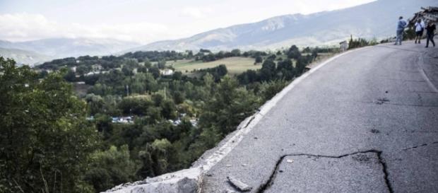 Terremoto, crepe nell'asfalto e strade dissestate dal sisma ... - repubblica.it Terremoto, crepe nell'asfalto e strade dissestate dal sisma ... - repubblica.it
