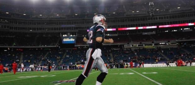 Tom Brady comanda o New England Patriots, fora de casa, contra o Buffalo Bills. Tom Brady comanda o New England Patriots, fora de casa, contra o Buffalo Bills.