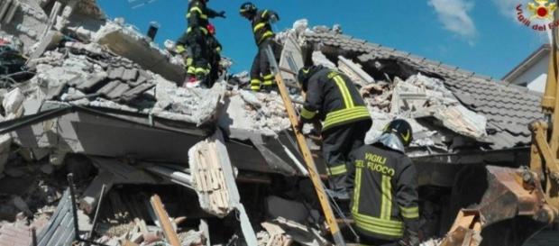 Vigili del Fuoco in azione durante il sisma che ha colpito il centro Italia ad Agosto. Vigili del Fuoco in azione durante il sisma che ha colpito il centro Italia ad Agosto.