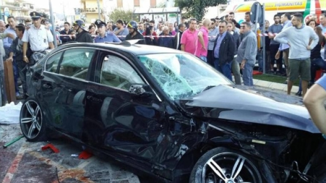 Calabria: autovettura finisce in un bar