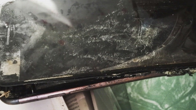 Esplode iPhone 7: danni al volto per un uomo.