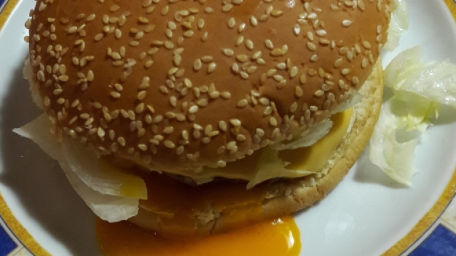 Panino con hamburger all'occhio di bue