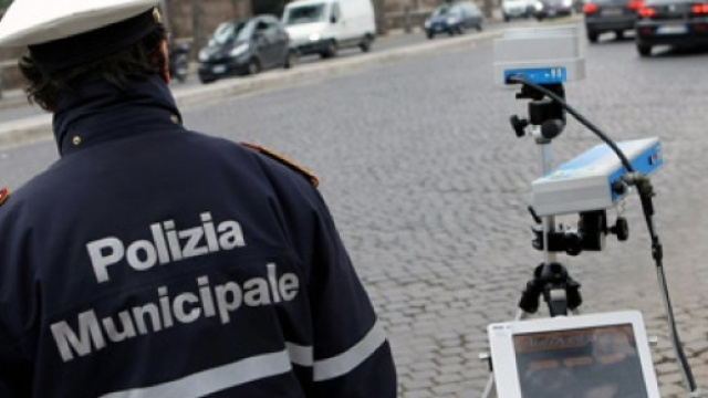 Postazione autovelox e 4 vigili investiti, arrestato 49enne a Torino.