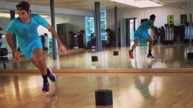 Roger Federer durante il recupero post infortunio.