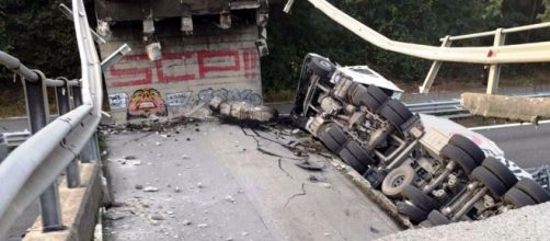 Cavalcavia crolla nei pressi di Lecco, un morto e quattro feriti