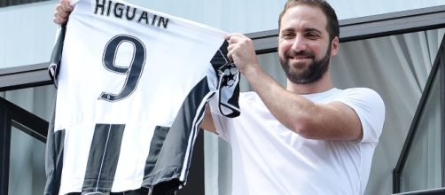 Juventus, Higuain mostra ai tifosi la sua nuova maglia numero 9 ... - corrieredellosport.it
