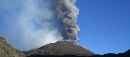 L'altissima densità abitativa alle falde del Vesuvio fa temere l'apocalisse in caso di eruzione.