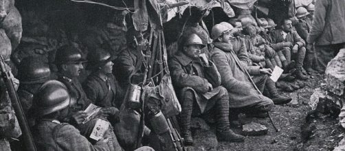 Soldati in trincea durante una pausa dagli scontri