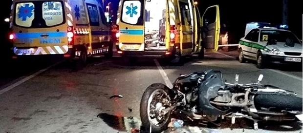 Acidente envolveu um automóvel e um motociclo no qual viajava o casal de namorados Acidente envolveu um automóvel e um motociclo no qual viajava o casal de namorados