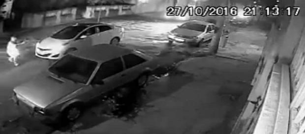 Câmera flagra o momento em que motorista é feito vítima de sequestro relâmpago no Rio. Câmera flagra o momento em que motorista é feito vítima de sequestro relâmpago no Rio.