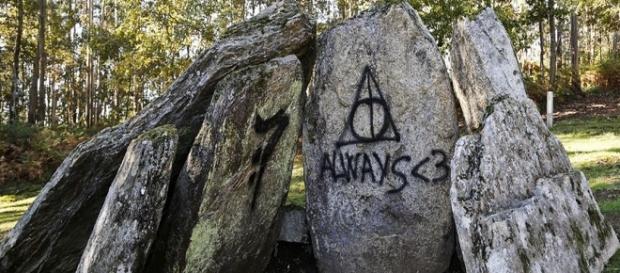 Dolmen de Candeás con pintadas de 'Harry Potter' Dolmen de Candeás con pintadas de 'Harry Potter'