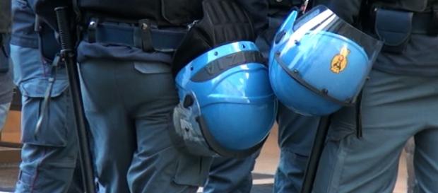 Cagliari, la polizia protesta dinanzi alla questura: basta immigrati Polizia di immigrazione