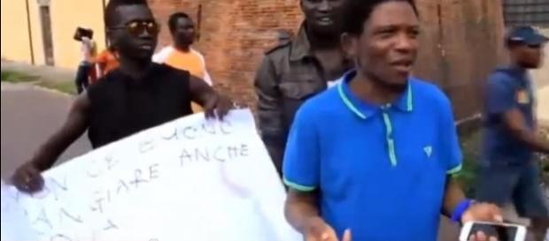 Protestierende Flüchtlinge in Italien (Screenshot) Protestierende Flüchtlinge in Italien (Screenshot)