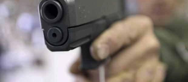 Rien de plus ressemblant à une arme qu'une arme factice nonviolence.ca Rien de plus ressemblant à une arme qu'une arme factice nonviolence.ca
