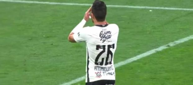 Rodriguinho lamenta chance perdida no final do jogo Rodriguinho lamenta chance perdida no final do jogo
