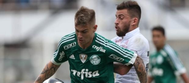 Roger Guedes em disputa com Lucas Lima, na Vila Belmiro Roger Guedes em disputa com Lucas Lima, na Vila Belmiro