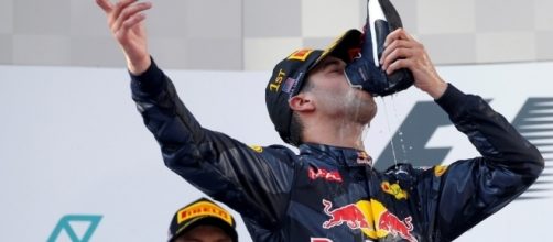 Formula 1 - Ricciardo festeggia sul podio della Malesia bevendo dalla scarpa.