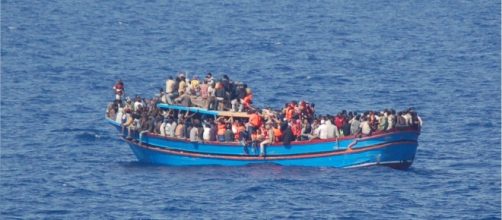 Migranti su un barcone nel Canale di Sicilia