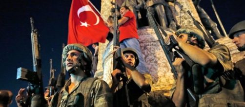 Militanti turchi contro il fallito golpe