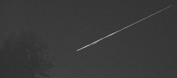 A suspeita é que o objeto possa ser um satélite da NASA (UK Meteor Network) A suspeita é que o objeto possa ser um satélite da NASA (UK Meteor Network)