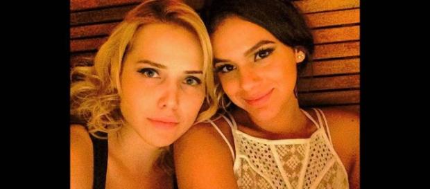 Bruna Marquezine aparece nua e beija Letícia Colin em série Bruna Marquezine aparece nua e beija Letícia Colin em série