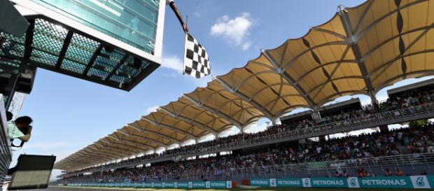 Daniel Ricciardo recebe a bandeirada em primeiro no GP da Malásia Daniel Ricciardo recebe a bandeirada em primeiro no GP da Malásia