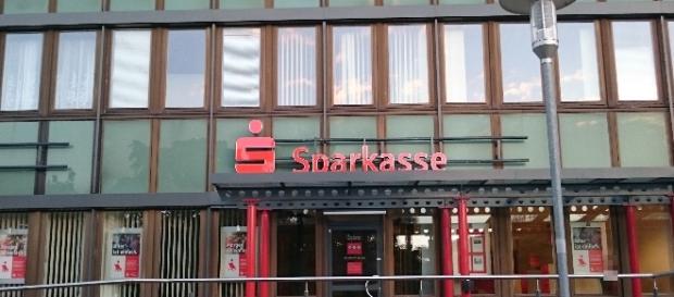 Nur hier war man ehrlich: Sparkasse an der Mehrower Allee in Berlin / Foto: Anna S. Nur hier war man ehrlich: Sparkasse an der Mehrower Allee in Berlin / Foto: Anna S.