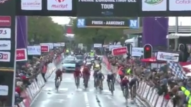 La discussa volata di Dylan Groenewegen.