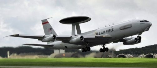 Il decollo di un velivolo militare statunitense del tipo E-3 AWACS