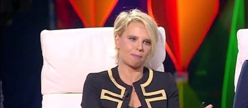 Maria De Filippi si complimenta con il rapper Lucariello.