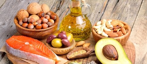Una dieta sana con una percentuale ottimale di grassi saturi-insaturi regola i livelli di colesterolo.