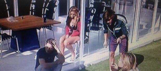 Andrea Damante attacca Elenoire Casalegno. Andrea Damante attacca Elenoire Casalegno.