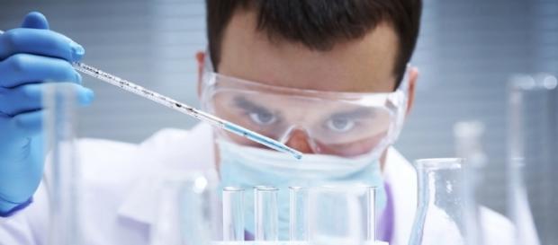 Biomédico trabalhando em laboratório Biomédico trabalhando em laboratório