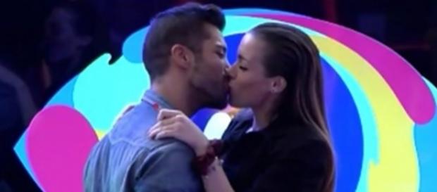 El beso tan esperado entre Meritxell y Alain ha llegado El beso tan esperado entre Meritxell y Alain ha llegado